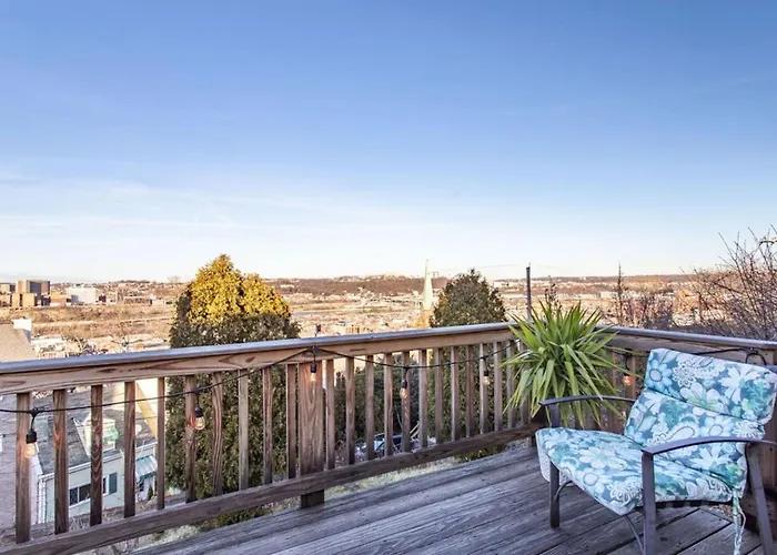 Spacious W Million Dollar Views Apartment