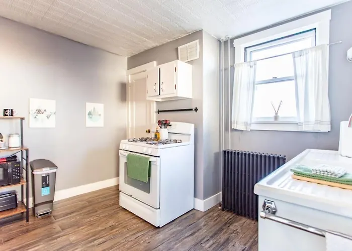 Spacious W Million Dollar Views Apartment